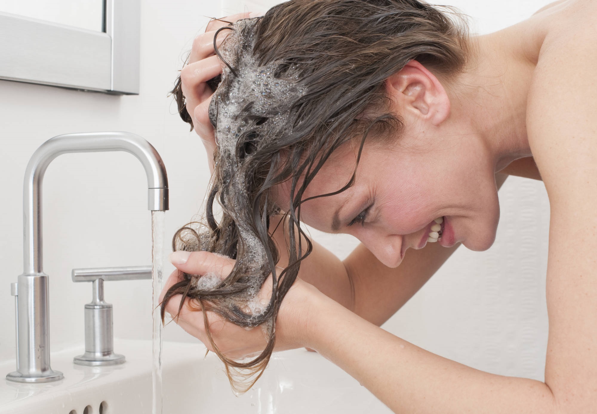 Как правильно мыть голову шампунем