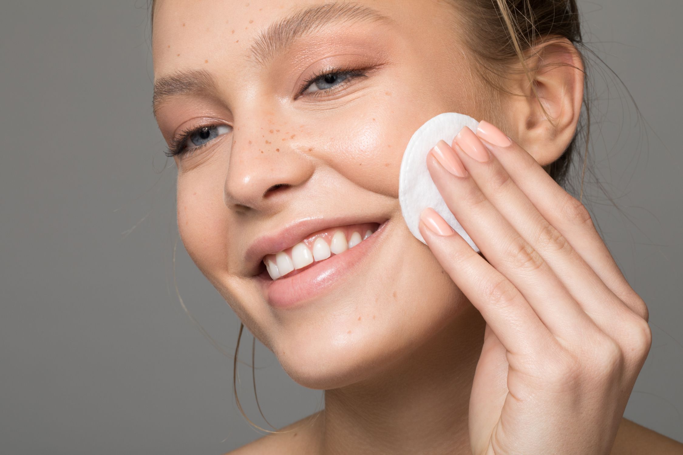 Очищение кожи лица: правила, этапы, рекомендуемые средства